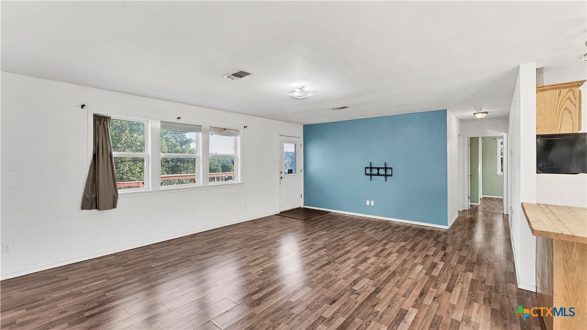 895 Lakebreeze Drive Property Photo 2