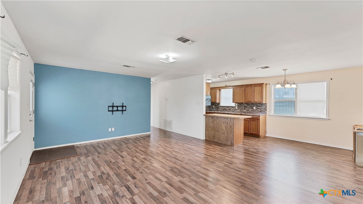 895 Lakebreeze Drive Property Photo 3