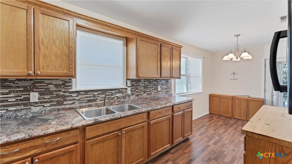 895 Lakebreeze Drive Property Photo 4