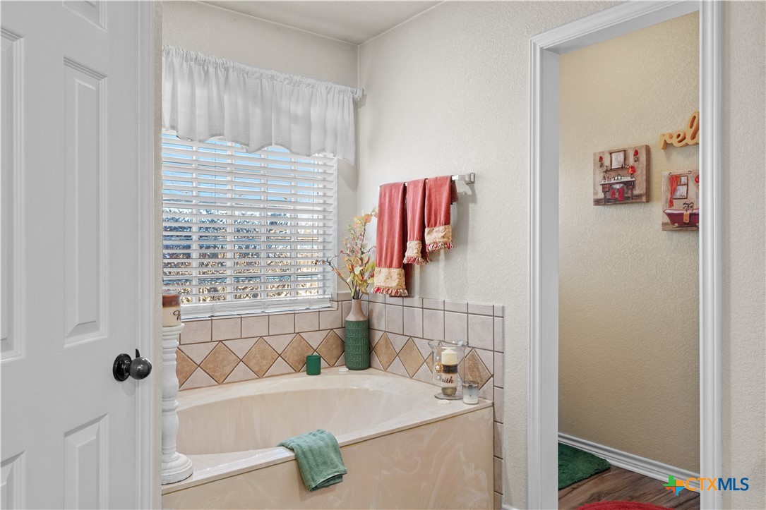 1425 Moccasin Bend Road Property Photo 17