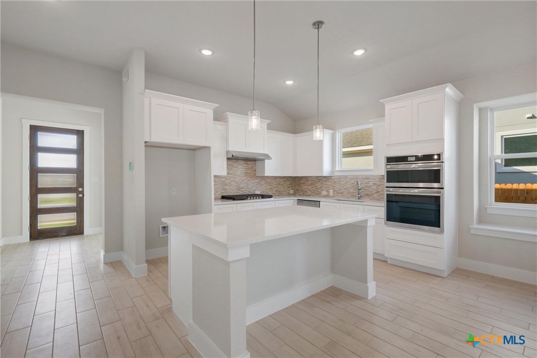 19141 Ariel Elena Way Property Photo 3