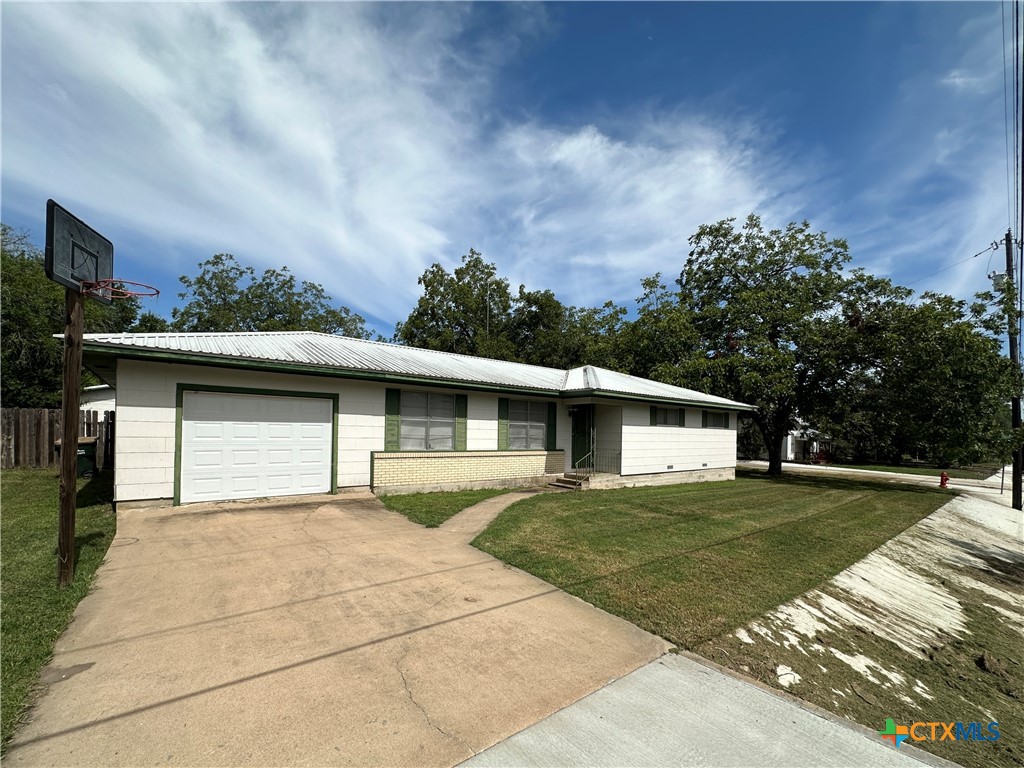 725 S Pecan Property Photo 1