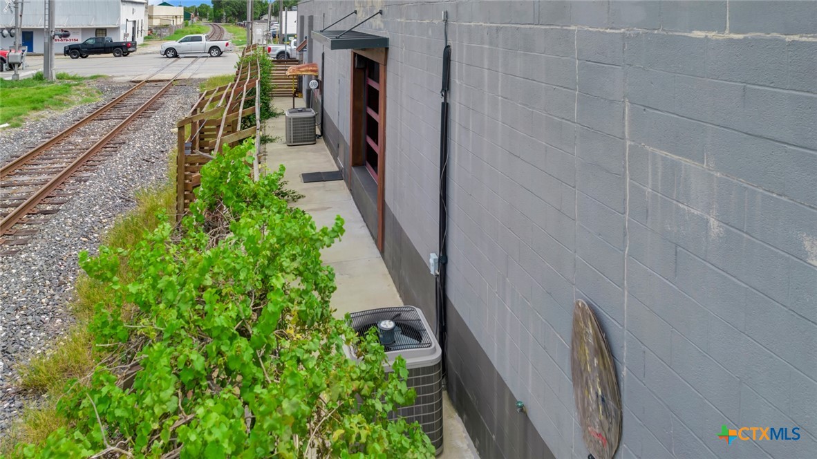 104 E Rio Grande Street Property Photo 4