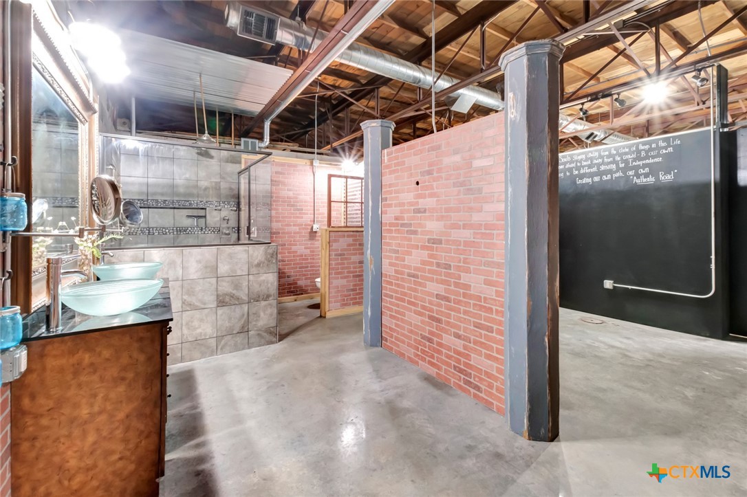 104 E Rio Grande Street Property Photo 28