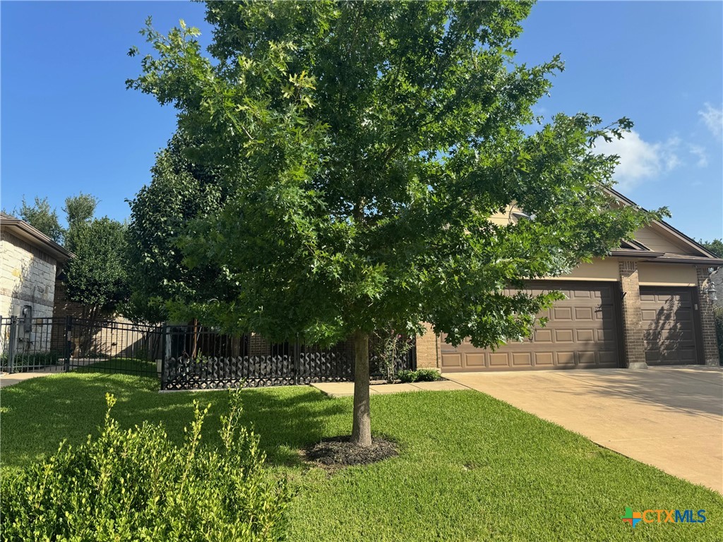 707 Hedgewood Drive Property Photo 1