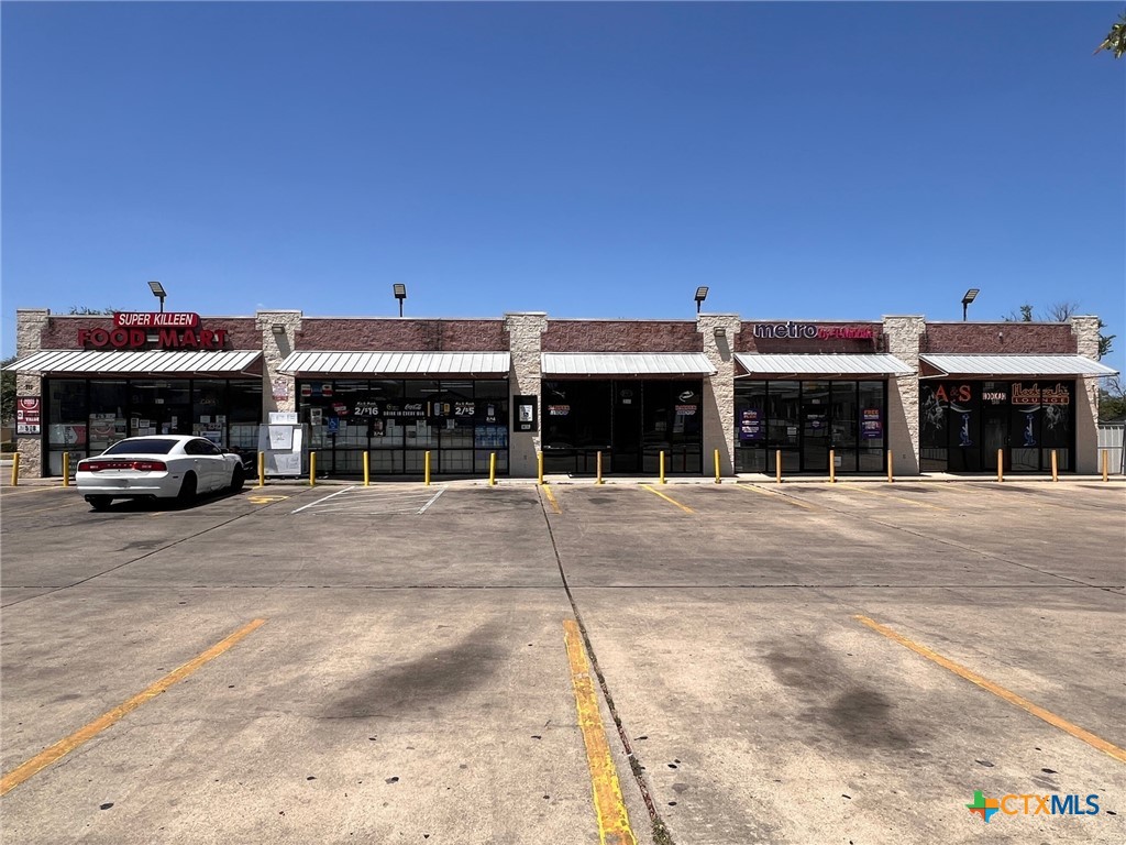 711 W Hallmark Avenue 200 Property Photo 2