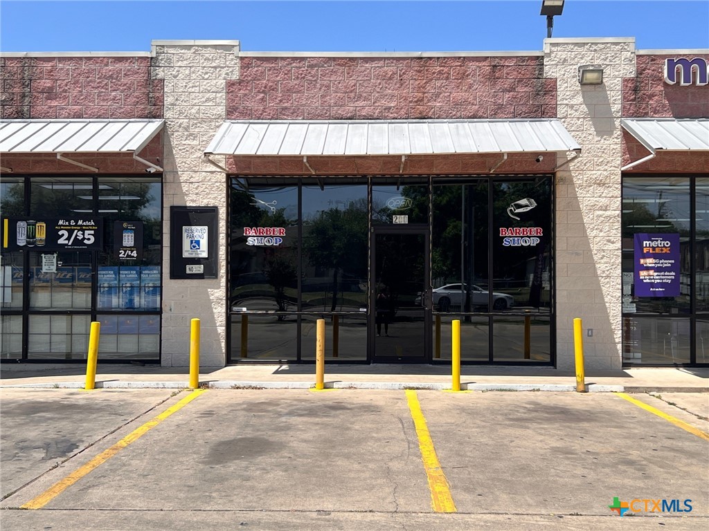 711 W Hallmark Avenue 200 Property Photo 3