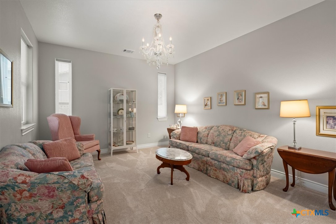727 S Guadalupe Street Property Photo 4
