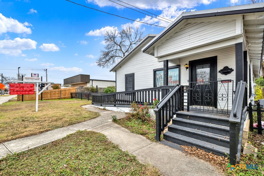 608 S Guadalupe Street Property Photo 2