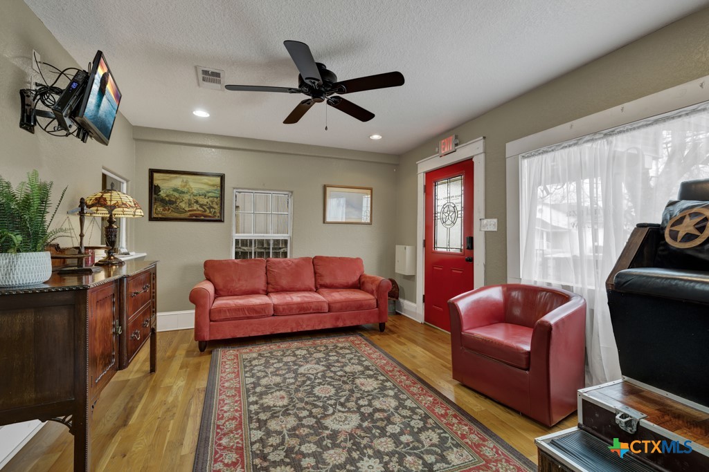 608 S Guadalupe Street Property Photo 4