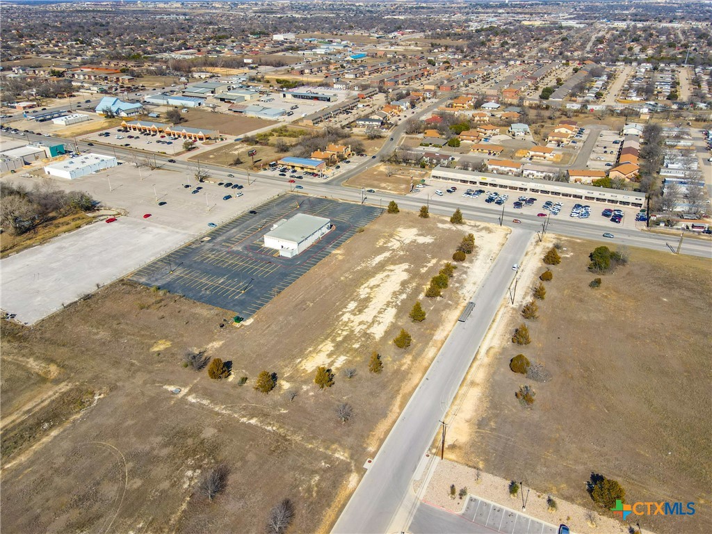 502 W Elms Road Property Photo 4