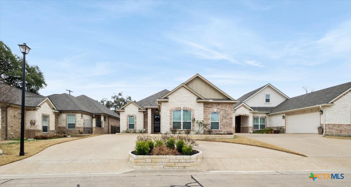 3008 Legend Oaks Boulevard Property Photo 1
