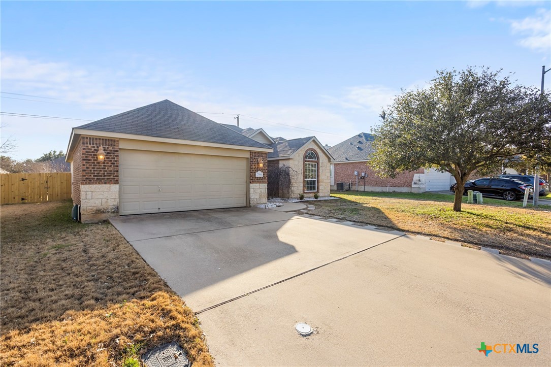 7531 Amber Meadow Loop Property Photo 3