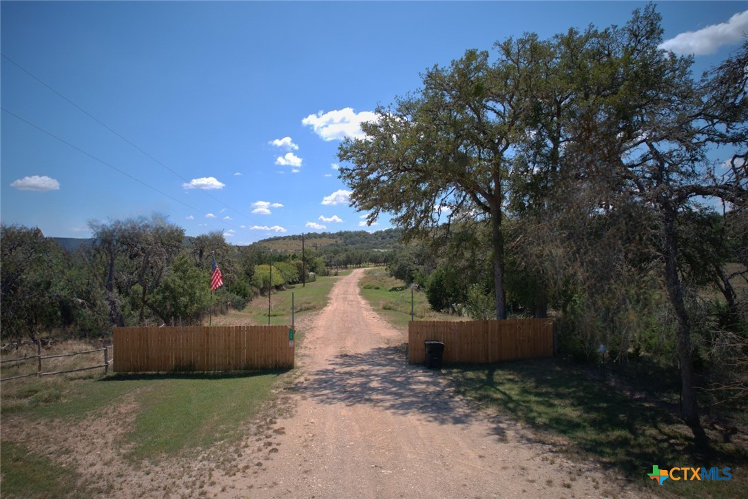 180 Hondo Spur Property Photo 3