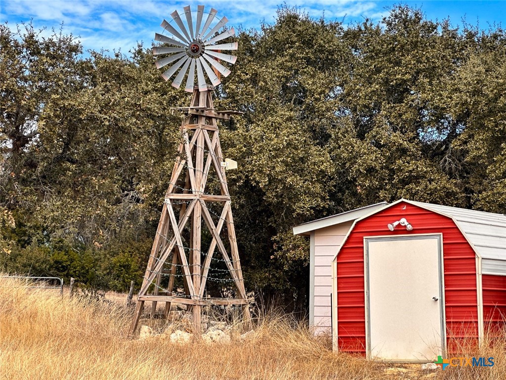 180 Hondo Spur Property Photo 4