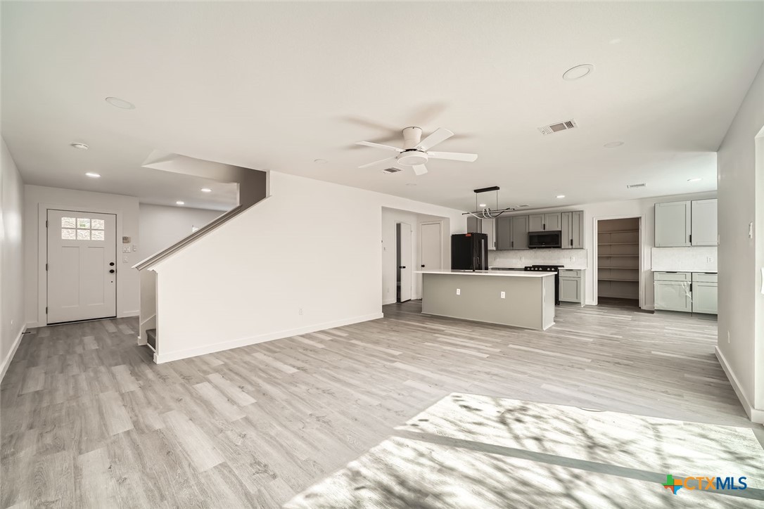 2604 Andres Way Property Photo 6