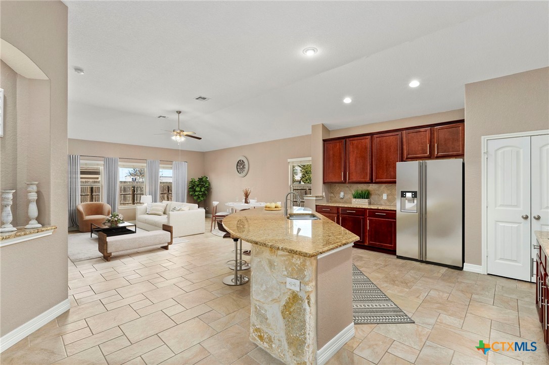 1421 Shadow Rock Property Photo 8
