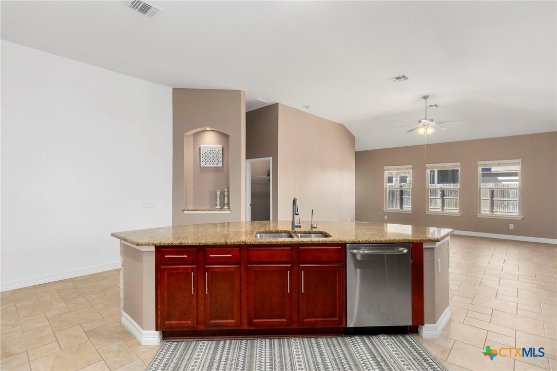 1421 Shadow Rock Property Photo 13
