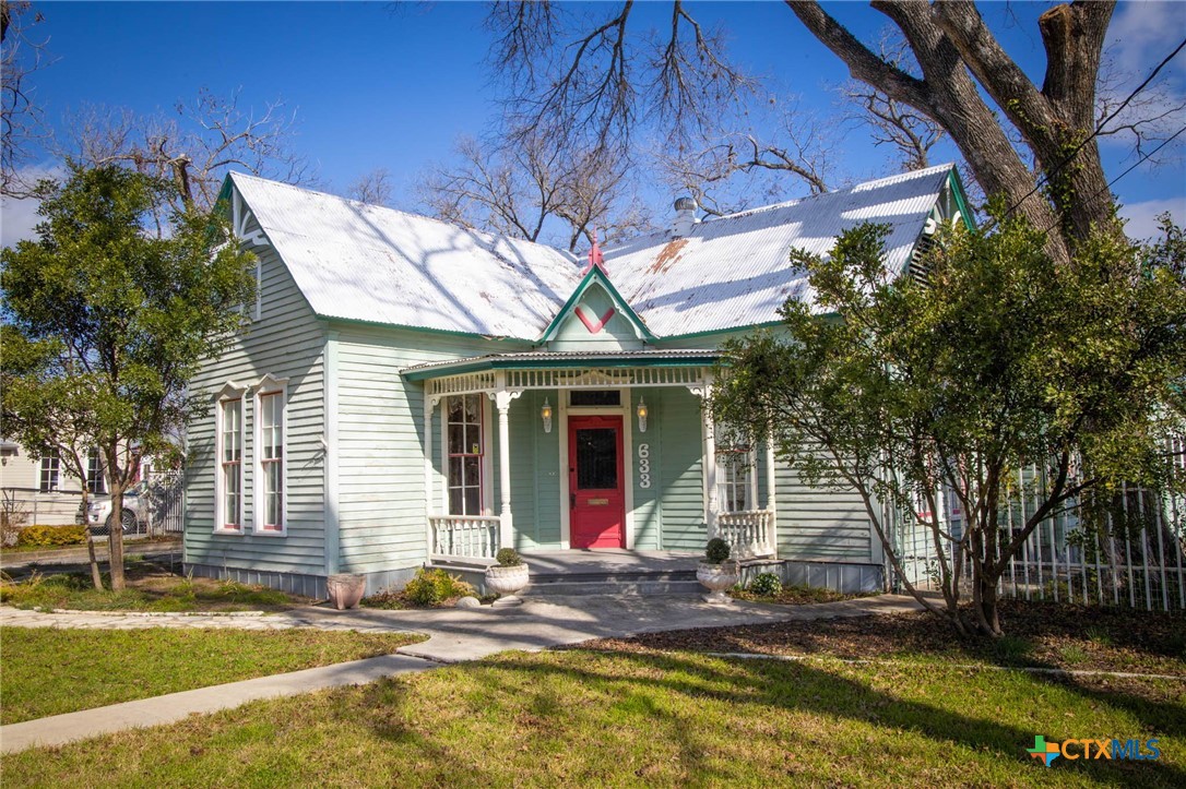 633 S Castell Avenue Property Photo 3
