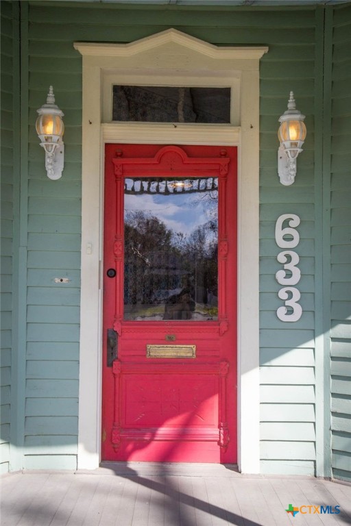 633 S Castell Avenue Property Photo 4