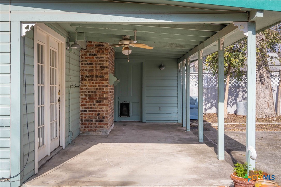633 S Castell Avenue Property Photo 6