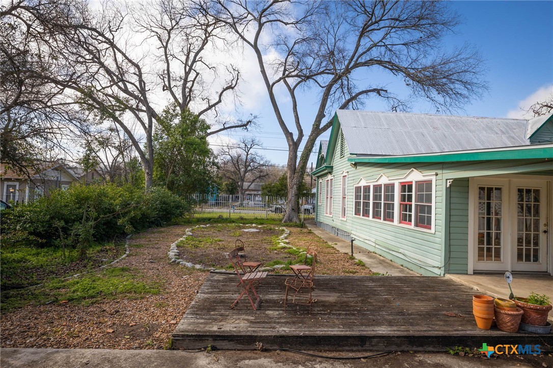 633 S Castell Avenue Property Photo 7