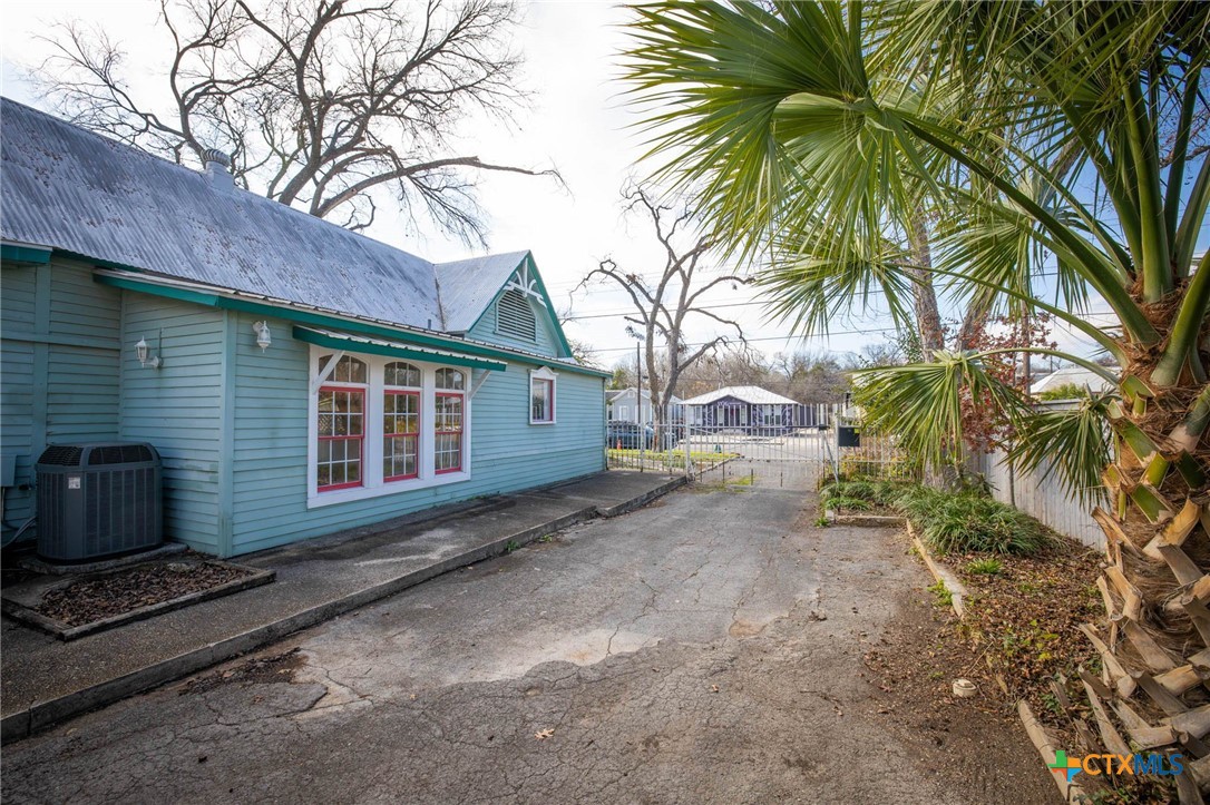 633 S Castell Avenue Property Photo 8
