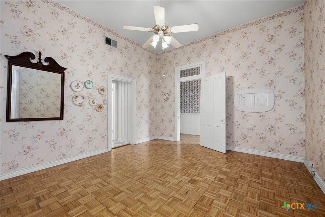 633 S Castell Avenue Property Photo 11