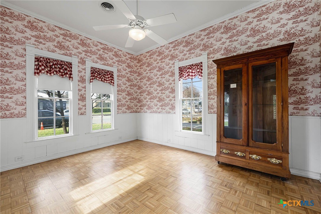 633 S Castell Avenue Property Photo 14