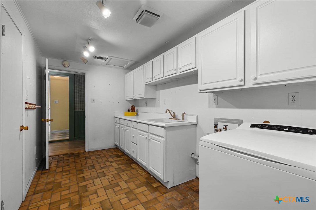 633 S Castell Avenue Property Photo 29