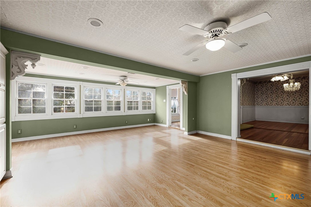 633 S Castell Avenue Property Photo 35