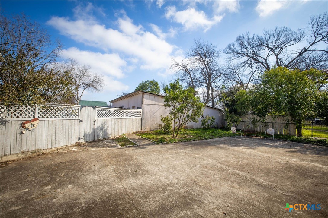 633 S Castell Avenue Property Photo 39