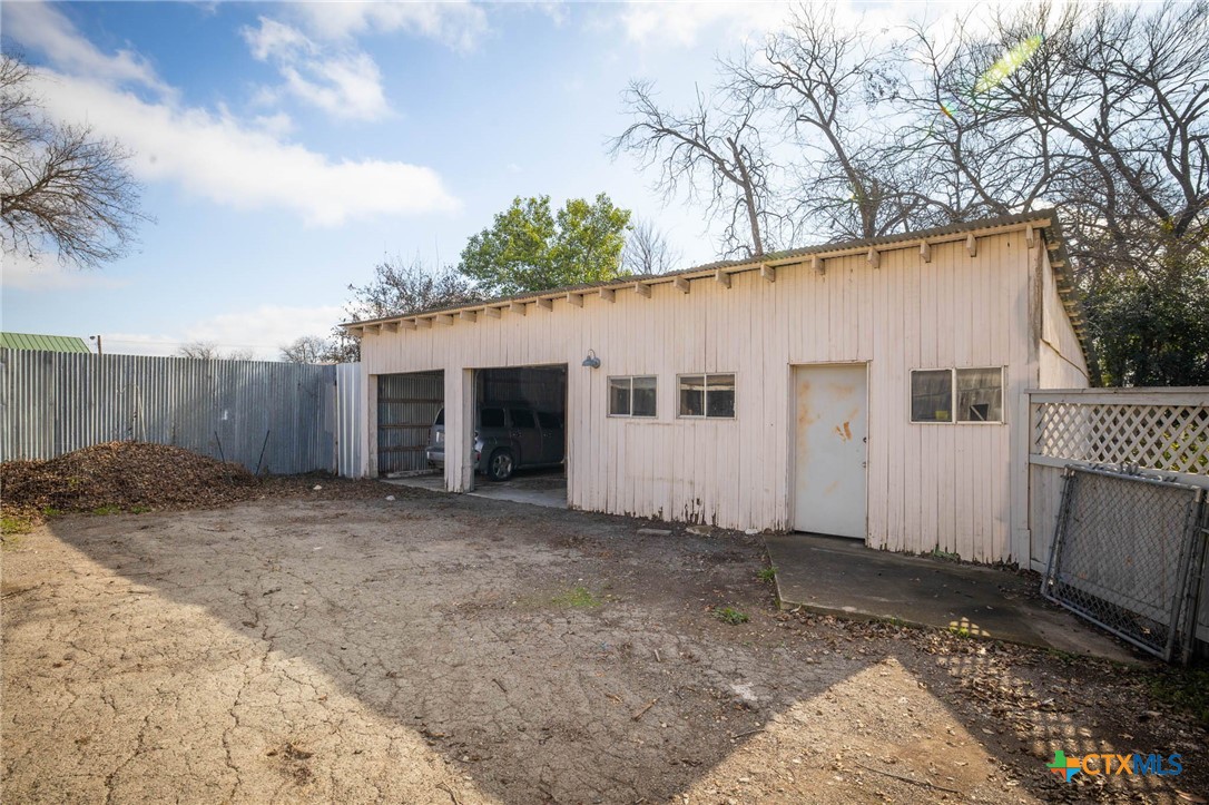 633 S Castell Avenue Property Photo 41