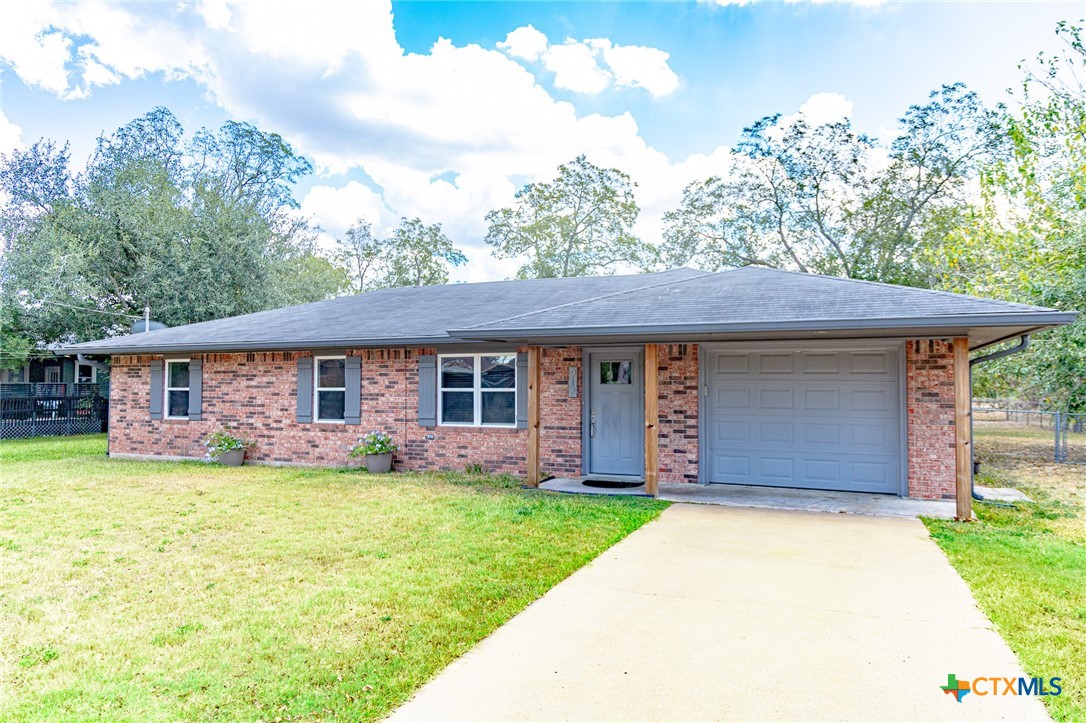 912 N Avenue G Property Photo 1