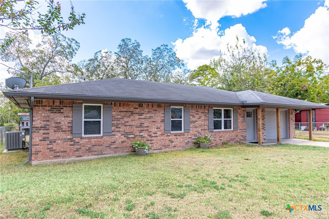 912 N Avenue G Property Photo 3