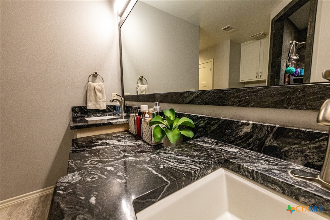 912 N Avenue G Property Photo 13