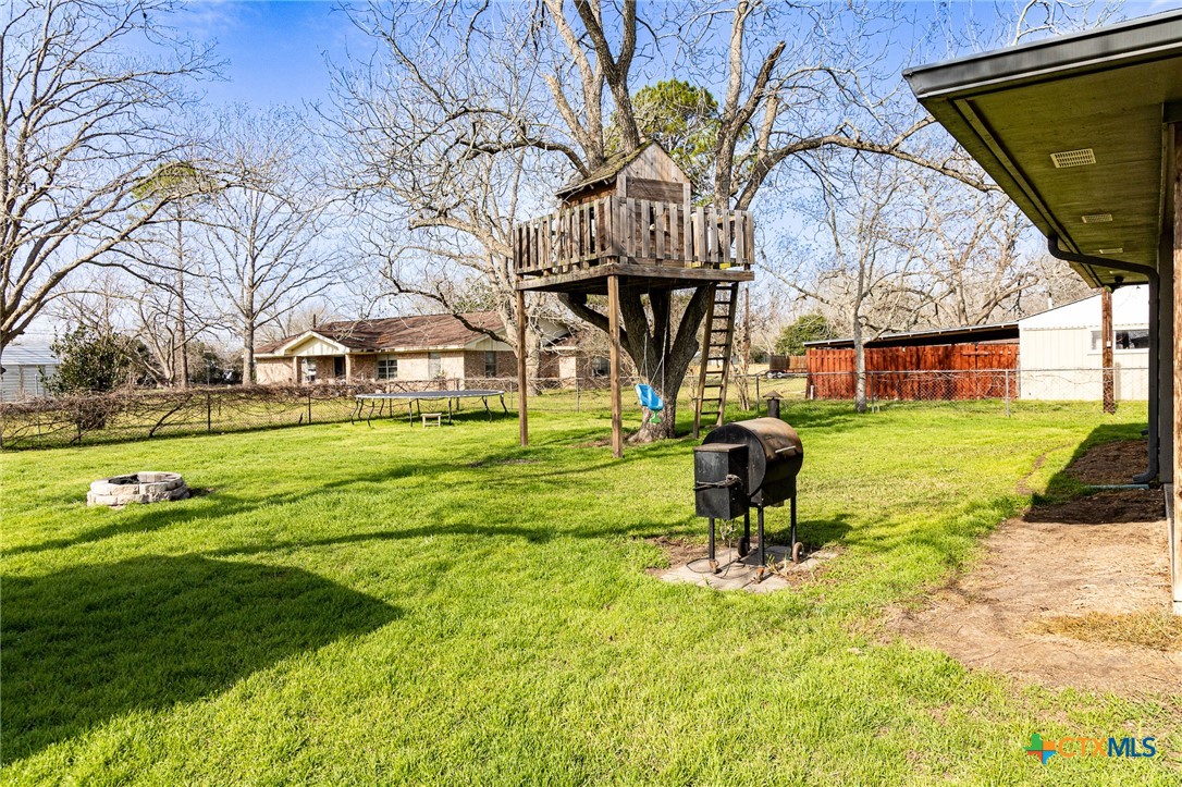 912 N Avenue G Property Photo 22