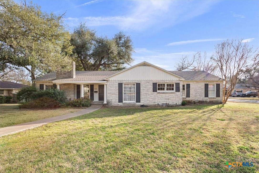 615 W Royal Avenue Property Photo