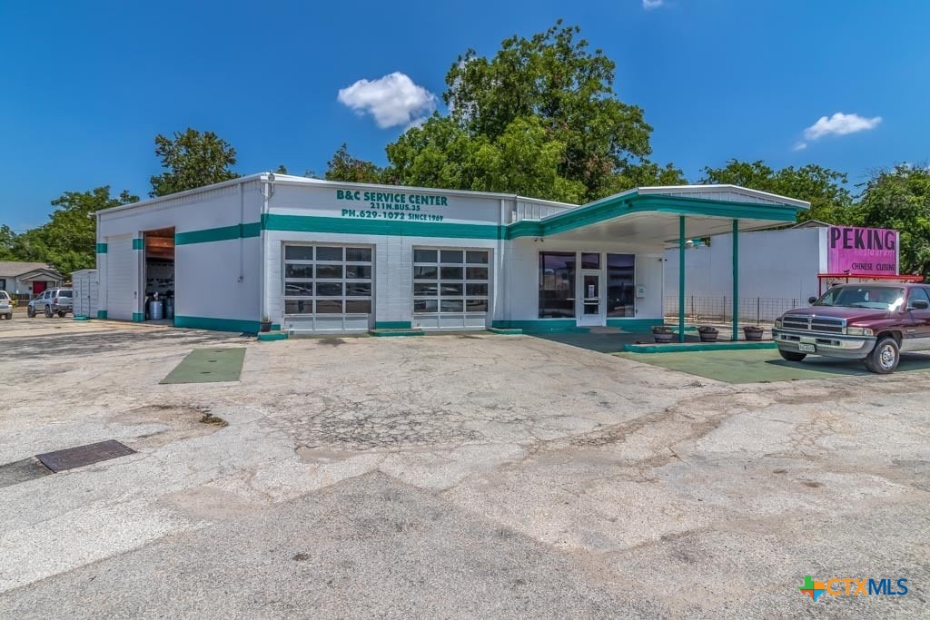 211 N Business Ih 35 Property Photo