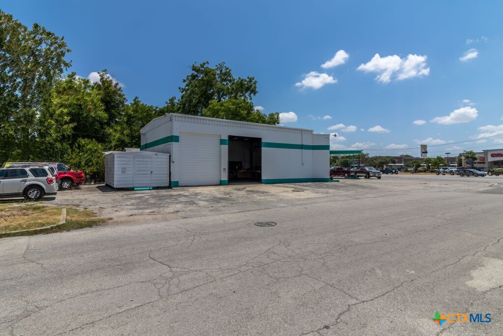 211 N Business Ih 35 Property Photo 3
