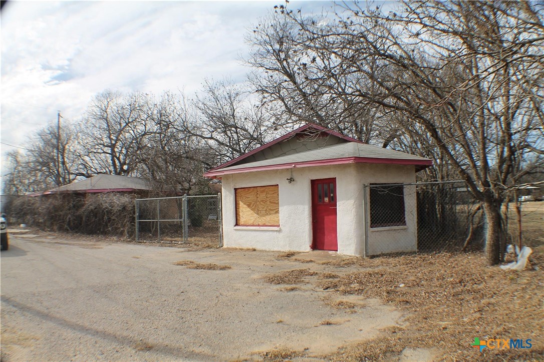 709 W Commerce Property Photo 1