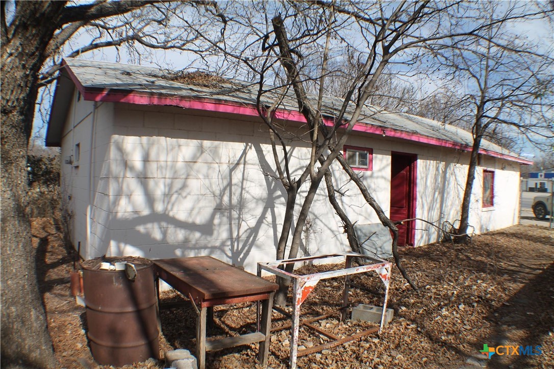 709 W Commerce Property Photo 3