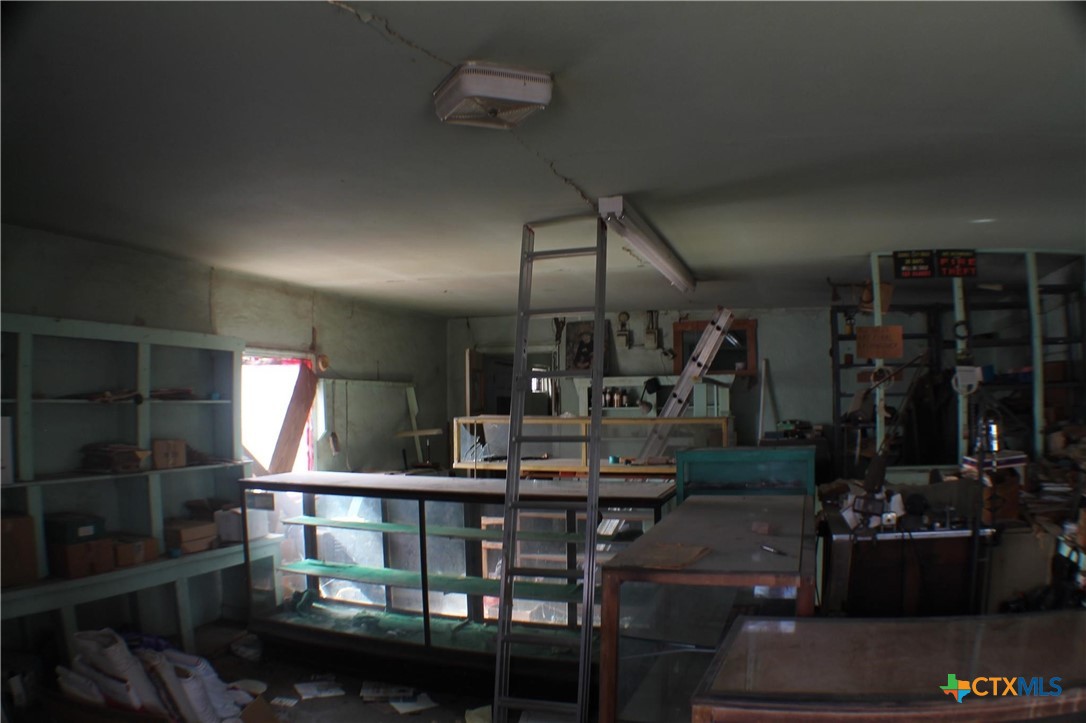 709 W Commerce Property Photo 5