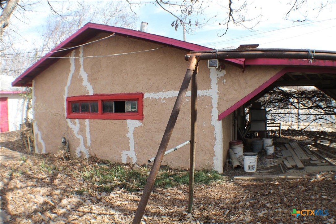 709 W Commerce Property Photo 8