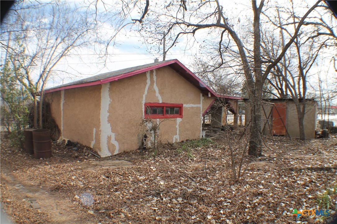 709 W Commerce Property Photo 9
