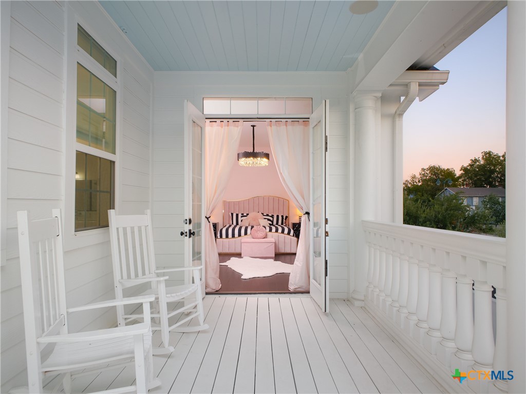 1077 W Mill Street Property Photo 6