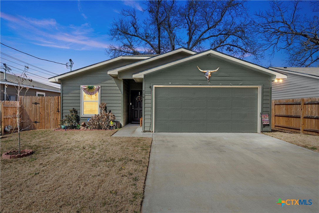 704 E Pecan Avenue Property Photo