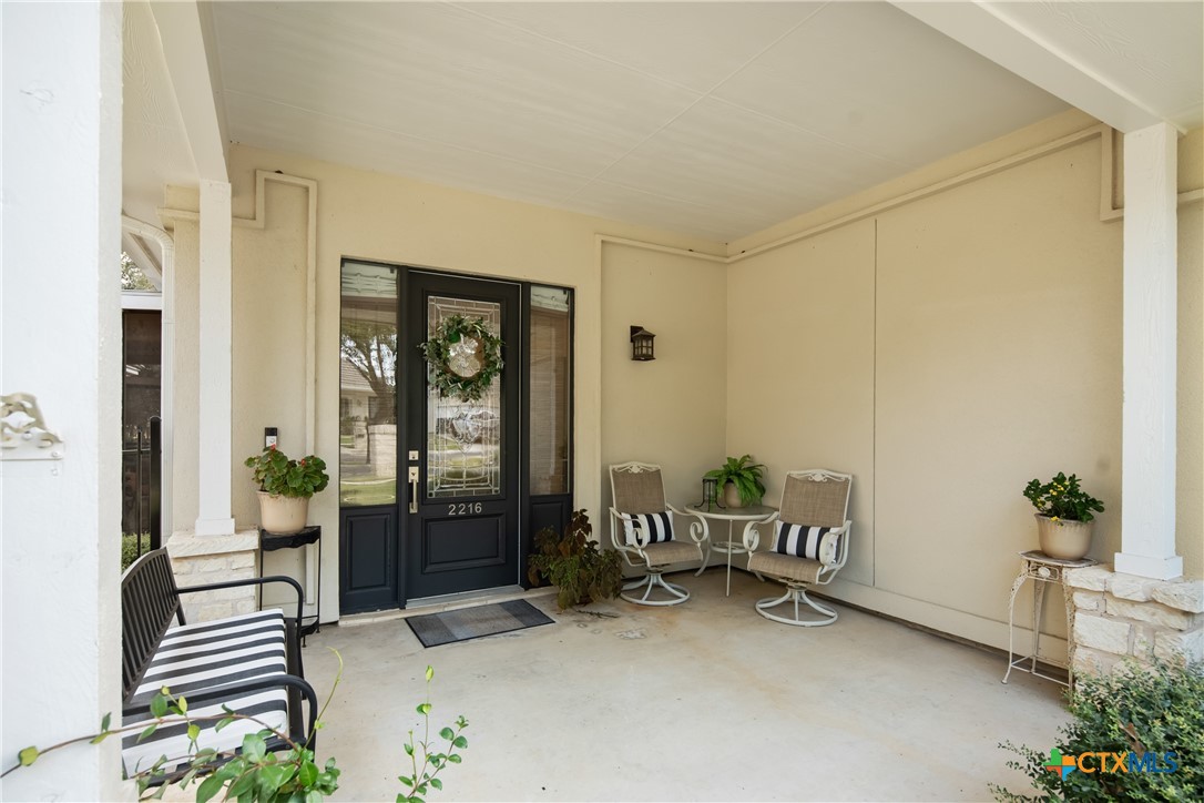 2216 Garden Court Property Photo 3