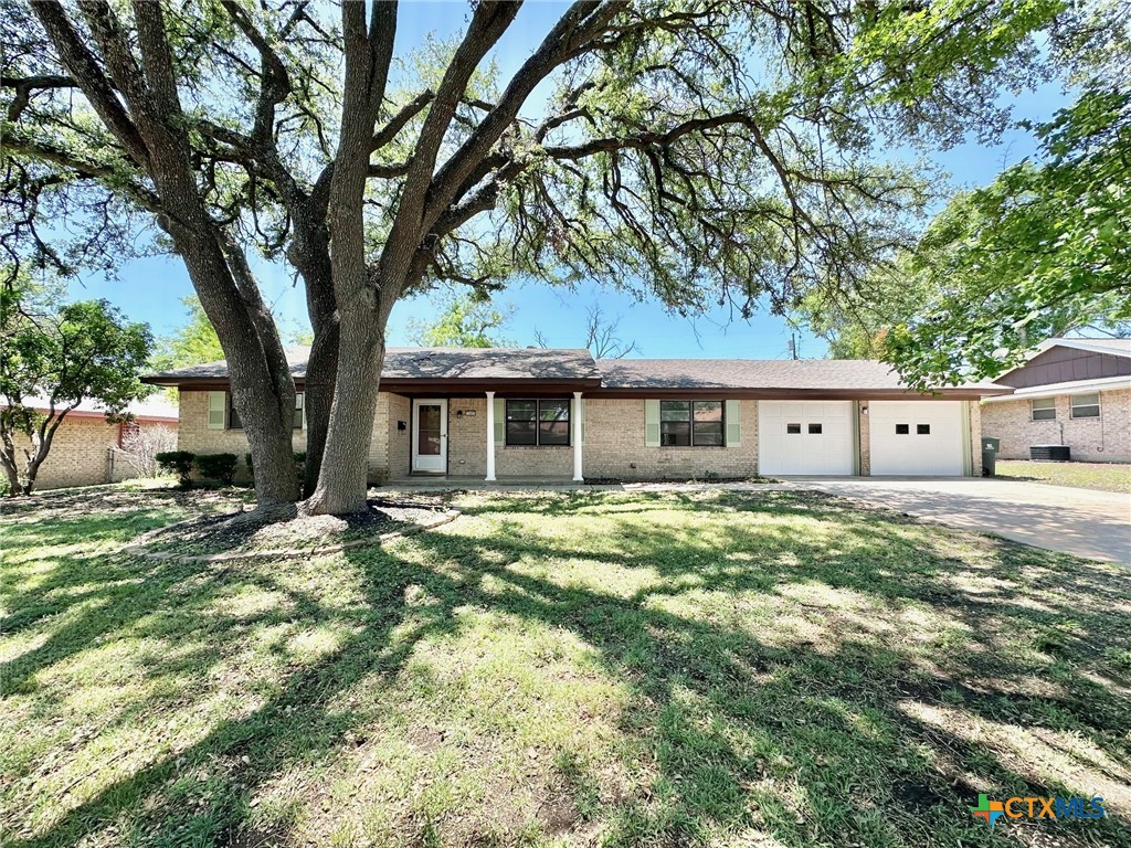 105 E Upshaw Avenue Property Photo