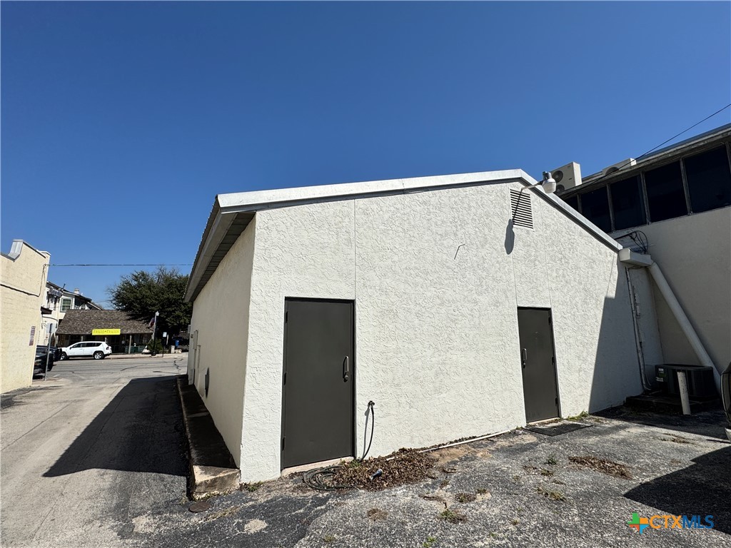 144 South Seguin Property Photo 8